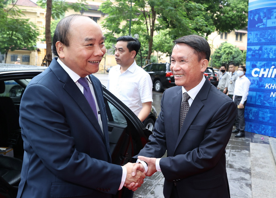 Ủy viên Trung ương Đảng, Tổng Giám đốc TTXVN Nguyễn Đức Lợi đón Thủ tướng Nguyễn Xuân Phúc dự Lễ kỷ niệm 75 năm Ngày thành lập Thông tấn xã Việt Nam (15/9/1945-15/9/2020). (Ảnh: Thống Nhất/TTXVN)