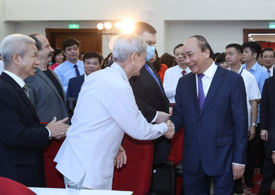 Thủ tướng Nguyễn Xuân Phúc với các cán bộ lão thành Thông tấn xã Việt Nam. (Ảnh: Thống Nhất/TTXVN)