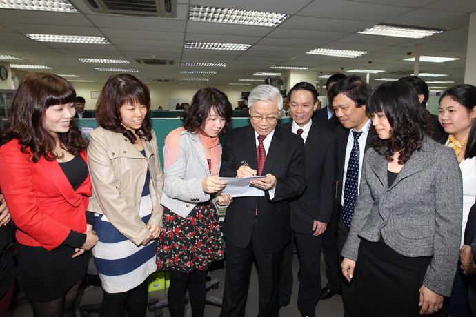 Tổng Bí thư Nguyễn Phú Trọng thăm Ban biên tập Tin thế giới, trong lần đến thăm, chúc Tết Nguyên đán Nhâm Thìn 2012 cán bộ, phóng viên, biên tập viên, nhân viên Thông tấn xã Việt Nam, ngày 18/1/2012. (Ảnh: Trí Dũng/TTXVN)