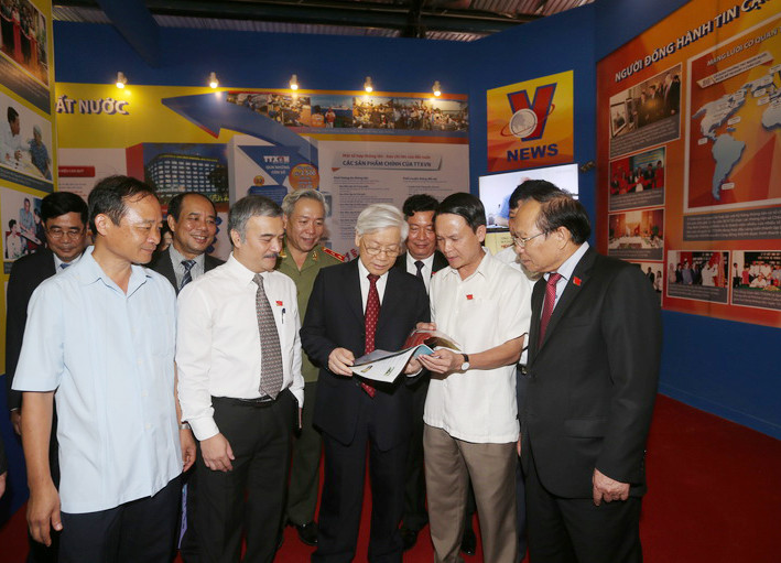 Tổng Bí thư Nguyễn Phú Trọng xem các ấn phẩm của Thông tấn xã Việt Nam tại Triển lãm thành tựu kinh tế-xã hội năm 2015, ngày 2/9/2015. (Ảnh: Trí Dũng/TTXVN)