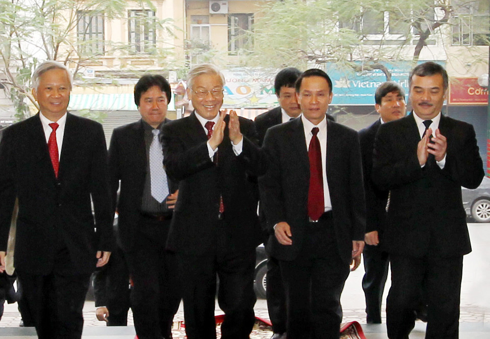 Nhân dịp Tết Nguyên đán Nhâm Thìn 2012, sáng 18/1/2012, tại Hà Nội, Tổng Bí thư Nguyễn Phú Trọng đến thăm, chúc Tết cán bộ, phóng viên, biên tập viên, nhân viên Thông tấn xã Việt Nam. (Ảnh: Trí Dũng/TTXVN)