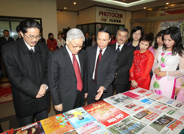 Tổng Bí thư Nguyễn Phú Trọng xem các ấn phẩm của Thông tấn xã Việt Nam trong lần đến thăm, chúc Tết Nguyên đán Nhâm Thìn 2012 cán bộ, phóng viên, biên tập viên, nhân viên Thông tấn xã Việt Nam, ngày 18/1/2012. (Ảnh: Trí Dũng/TTXVN)