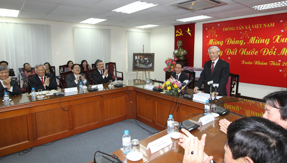 Nhân dịp Tết Nguyên đán Nhâm Thìn 2012, sáng 18/1/2012, tại Hà Nội, Tổng Bí thư Nguyễn Phú Trọng đến thăm, chúc Tết cán bộ, phóng viên, biên tập viên, nhân viên Thông tấn xã Việt Nam. (Ảnh: Trí Dũng/TTXVN)