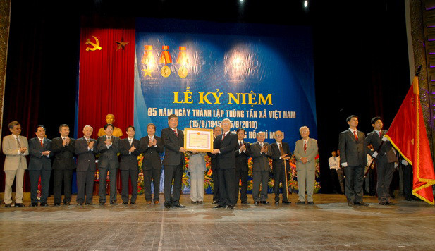 Chủ tịch Quốc hội Nguyễn Phú Trọng trao tặng Huân chương Hồ Chí Minh (lần 2) cho TTXVN, tại Lễ kỷ niệm 65 năm Ngày thành lập Thông tấn xã Việt Nam (15/9/1945-15/9/2010). (Ảnh: Trí Dũng/TTXVN)