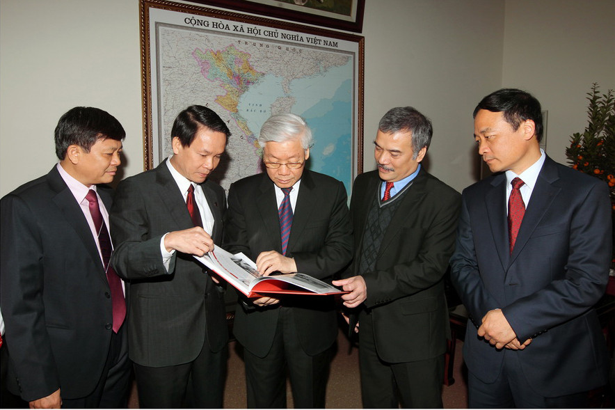 Tổng Bí thư Nguyễn Phú Trọng và lãnh đạo TTXVN xem ấn phẩm báo chí của TTXVN mới phát hành, ngày 16/2/2015. (Ảnh: Trí Dũng/TTXVN)