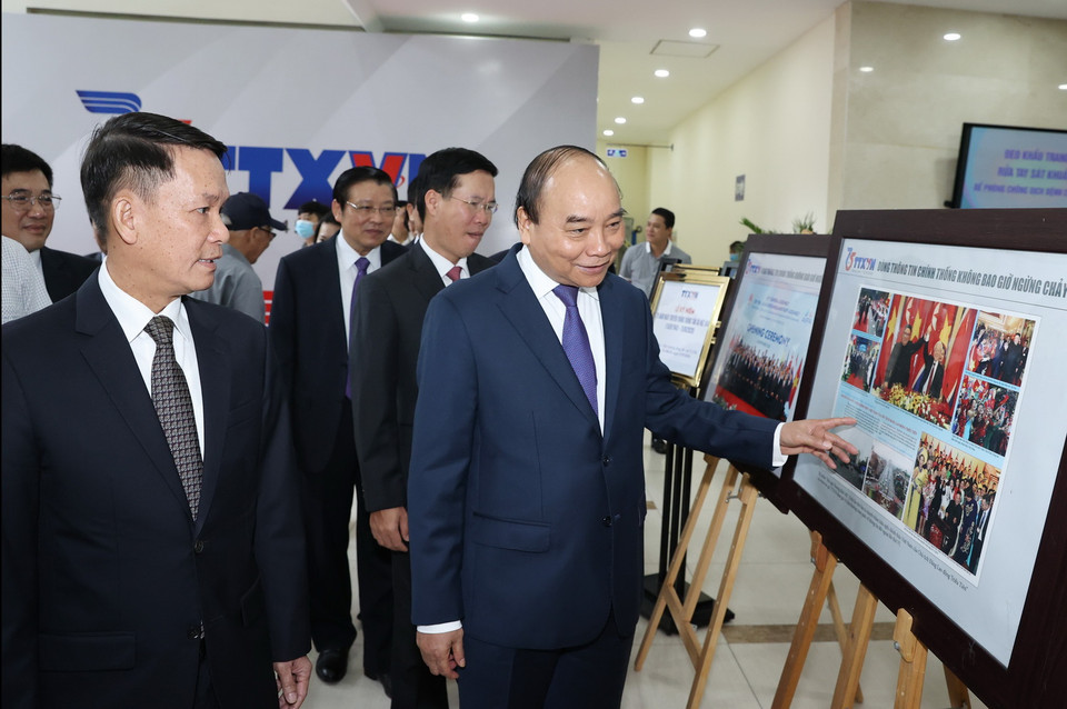 Thủ tướng Nguyễn Xuân Phúc và các đại biểu tham quan Trưng bày ảnh 75 năm TTXVN Dòng thông tin chính thống không bao giờ ngừng chảy nhân dịp Kỷ niệm 75 năm Ngày thành lập Thông tấn xã Việt Nam (15/9/1945-15/9/2020). (Ảnh: Thống Nhất/TTXVN)