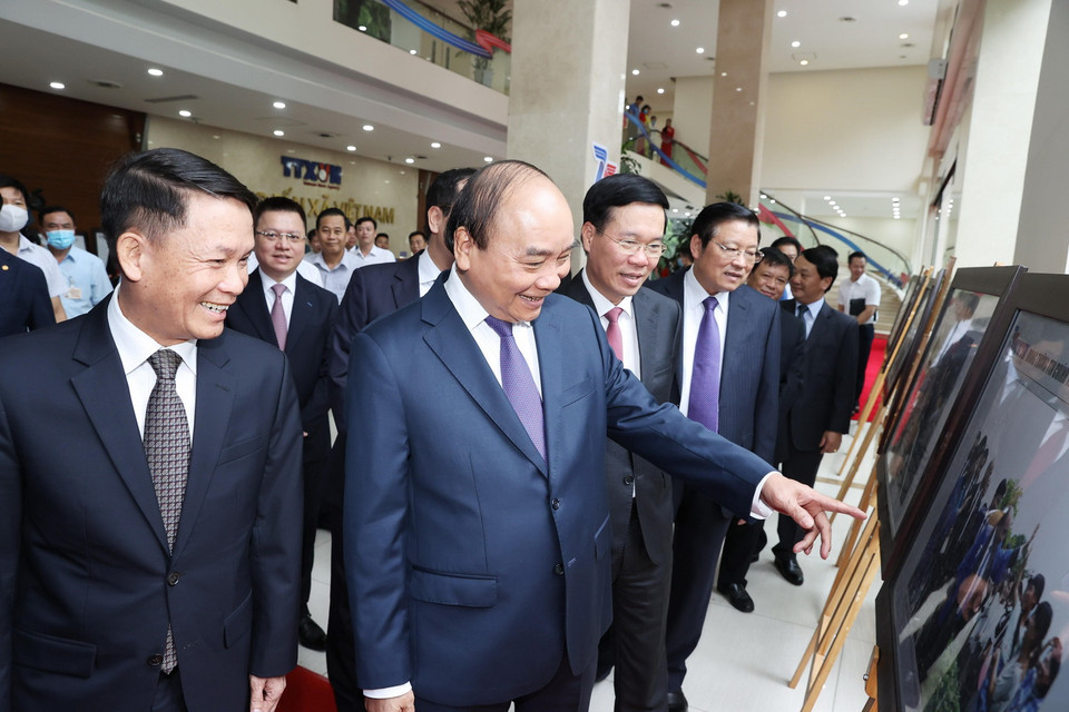 Thủ tướng Nguyễn Xuân Phúc và các đại biểu tham quan Trưng bày ảnh 75 năm TTXVN Dòng thông tin chính thống không bao giờ ngừng chảy nhân dịp Kỷ niệm 75 năm Ngày thành lập Thông tấn xã Việt Nam (15/9/1945-15/9/2020). (Ảnh: Thống Nhất/TTXVN)