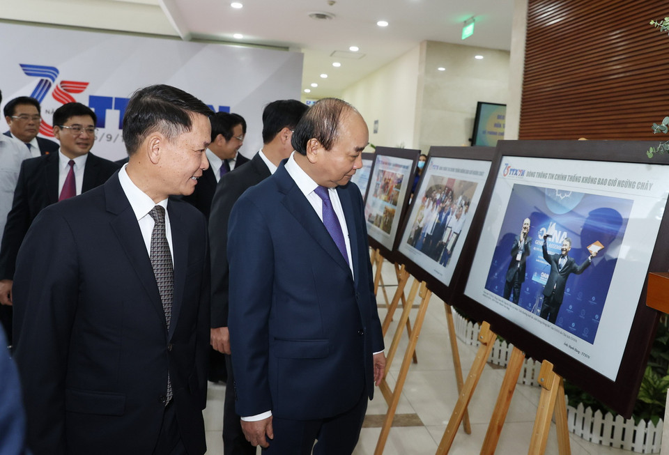 Thủ tướng Nguyễn Xuân Phúc và các đại biểu tham quan Trưng bày ảnh 75 năm TTXVN Dòng thông tin chính thống không bao giờ ngừng chảy nhân dịp Kỷ niệm 75 năm Ngày thành lập Thông tấn xã Việt Nam (15/9/1945-15/9/2020). (Ảnh: Thống Nhất/TTXVN)