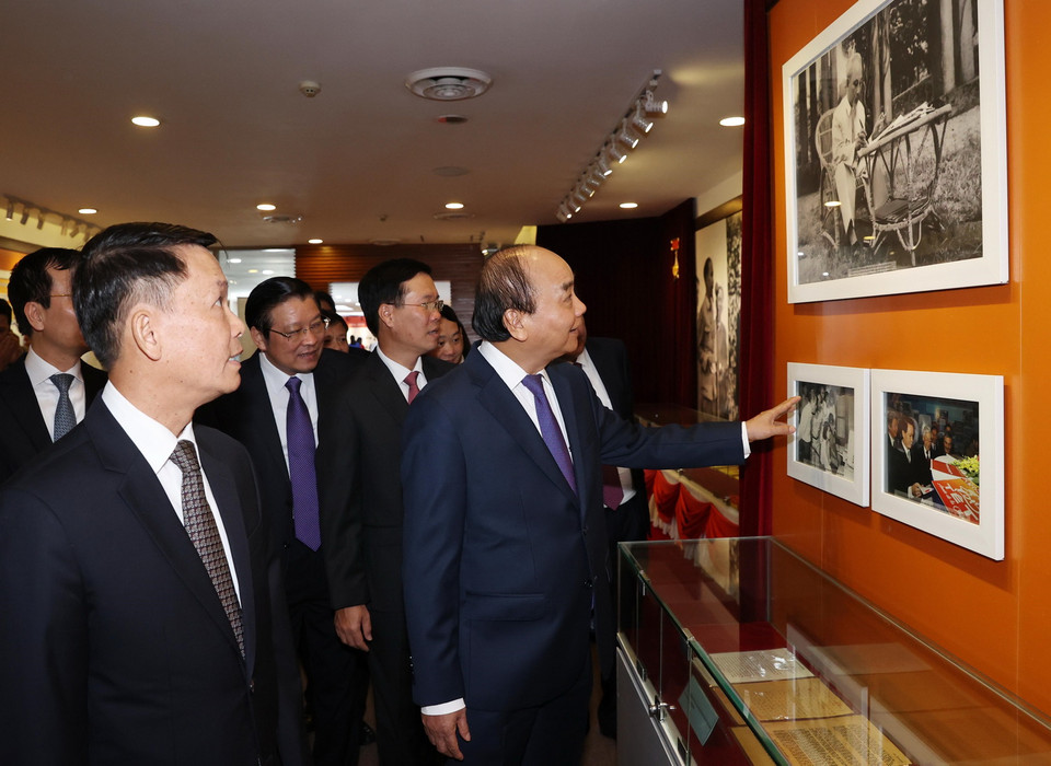 Thủ tướng Nguyễn Xuân Phúc và các đại biểu tham quan Trưng bày ảnh 75 năm TTXVN Dòng thông tin chính thống không bao giờ ngừng chảy nhân dịp Kỷ niệm 75 năm Ngày thành lập Thông tấn xã Việt Nam (15/9/1945-15/9/2020). (Ảnh: Thống Nhất/TTXVN)