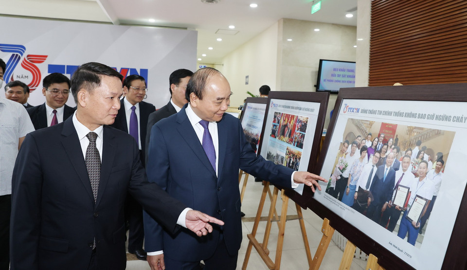 Thủ tướng Nguyễn Xuân Phúc và các đại biểu tham quan Trưng bày ảnh 75 năm TTXVN Dòng thông tin chính thống không bao giờ ngừng chảy nhân dịp Kỷ niệm 75 năm Ngày thành lập Thông tấn xã Việt Nam (15/9/1945-15/9/2020). (Ảnh: Thống Nhất/TTXVN)