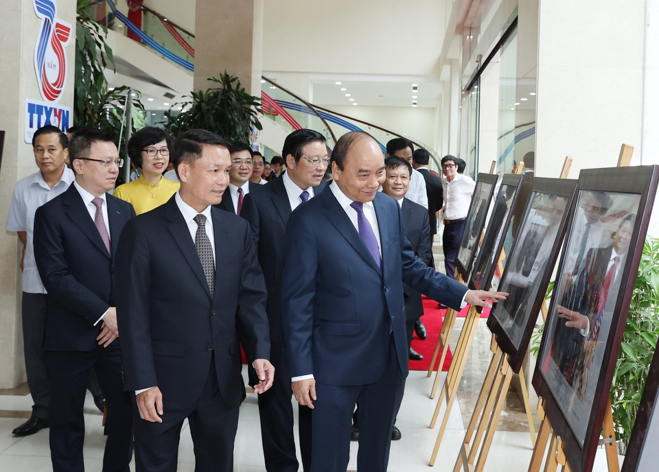 Thủ tướng Nguyễn Xuân Phúc và các đại biểu tham quan Trưng bày ảnh 75 năm TTXVN Dòng thông tin chính thống không bao giờ ngừng chảy nhân dịp Kỷ niệm 75 năm Ngày thành lập Thông tấn xã Việt Nam (15/9/1945-15/9/2020). (Ảnh: Thống Nhất/TTXVN)