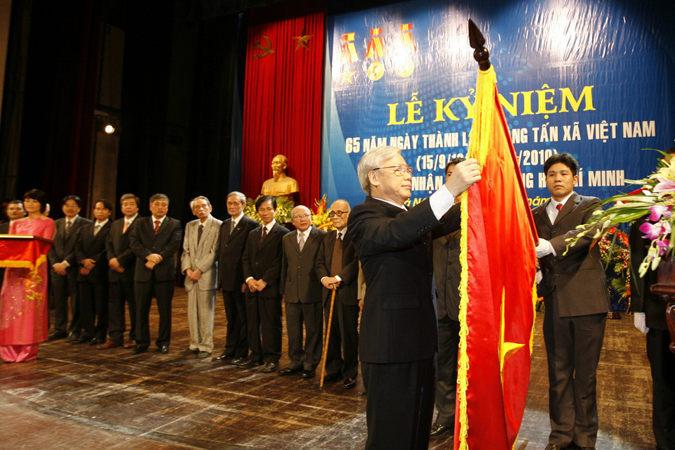 Chủ tịch Quốc hội Nguyễn Phú Trọng trao tặng Huân chương Hồ Chí Minh (lần 2) cho TTXVN, tại Lễ kỷ niệm 65 năm Ngày thành lập Thông tấn xã Việt Nam (15/9/1945 - 15/9/2010). (Ảnh: Trí Dũng/TTXVN)