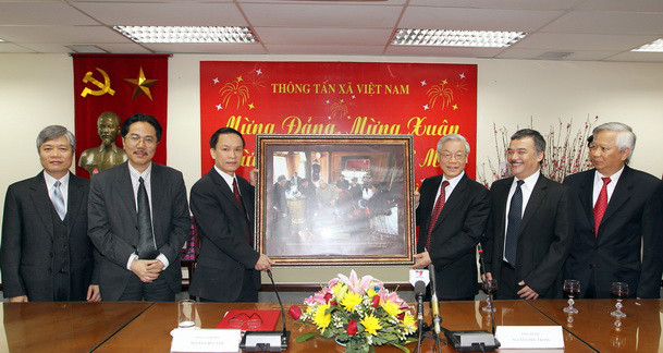 Bí thư Đảng uỷ, Tổng Giám đốc Nguyễn Đức Lợi thay mặt TTXVN tặng bức ảnh lưu niệm cho Tổng Bí thư Nguyễn Phú Trọng, trong lần Tổng Bí thư đến thăm, chúc Tết Nguyên đán Nhâm Thìn 2012 cán bộ, phóng viên, biên tập viên, nhân viên Thông tấn xã Việt Nam, ngày 18/1/2012. (Ảnh: Trí Dũng/TTXVN)
