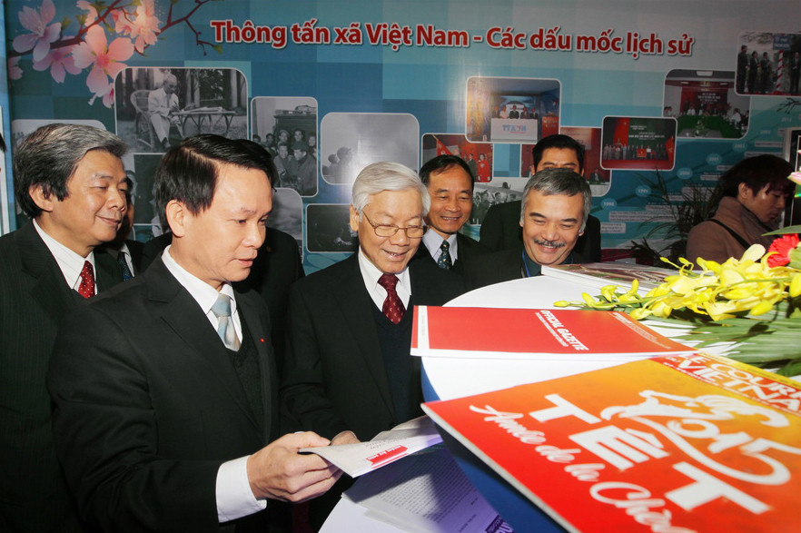Tổng Bí thư Nguyễn Phú Trọng thăm gian trưng bày các ấn phẩm báo chí của Thông tấn xã Việt Nam tại Hội báo Xuân Ất Mùi 2015, sáng 7/2/2015. (Ảnh: Trí Dũng/TTXVN)
