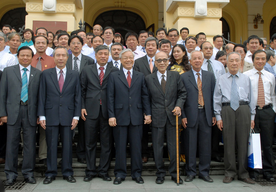  Chủ tịch Quốc hội Nguyễn Phú Trọng với các thế hệ cán bộ, phóng viên, biên tập viên, kỹ thuật viên Thông tấn xã Việt Nam tham dự lễ kỷ niệm 65 năm Ngày thành lập Thông tấn xã Việt Nam (15/9/1945-15/9/2010) và đón nhận Huân chương Hồ Chí Minh (lần 2), ngày 15/9/2010, tại Hà Nội. (Ảnh: Doãn Tấn/TTXVN)