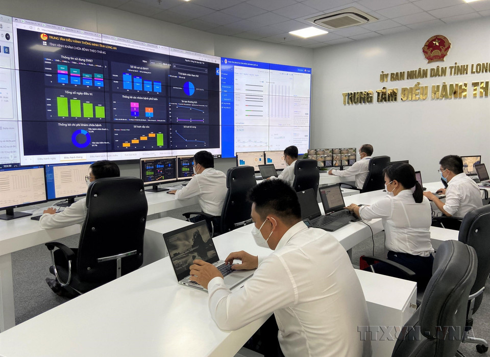 Lễ ra mắt Trung tâm điều hành thông minh và Kho cơ sở dữ liệu dùng chung của tỉnh Long An, hướng tới một “Long An số”, một Long An phát triển, hiện đại, xứng tầm. (Ảnh: Đức Hạnh/TTXVN)