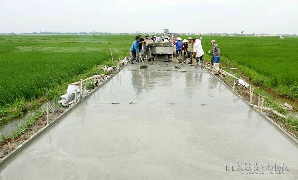 Xây dựng đường giao thông nông thôn tại xã Tản Hồng, huyện Ba Vì (Hà Nội) theo tiêu chí nông thôn mới. (Ảnh: Thanh Tùng/TTXVN)
