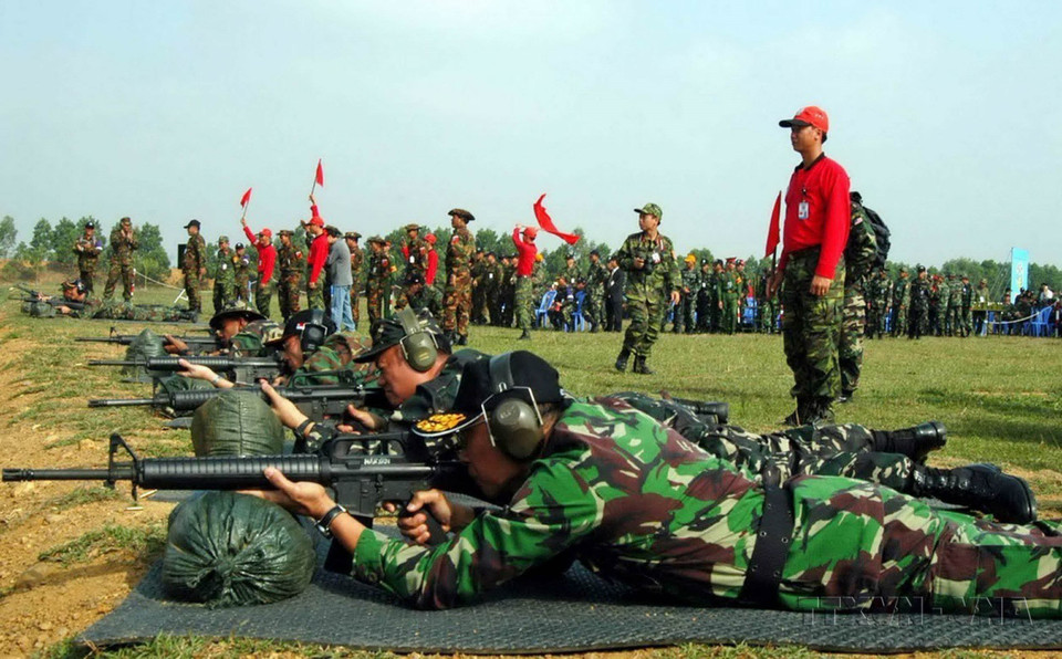 Các vận động viên tranh tài tại Giải bắn Súng Quân dụng Quân đội các nước ASEAN lần thứ 16, tổ chức tháng 12/2006 ở Trung tâm Huấn luyện Quân sự Miếu Môn, Hà Nội. (Ảnh: Việt Đức/TTXVN)