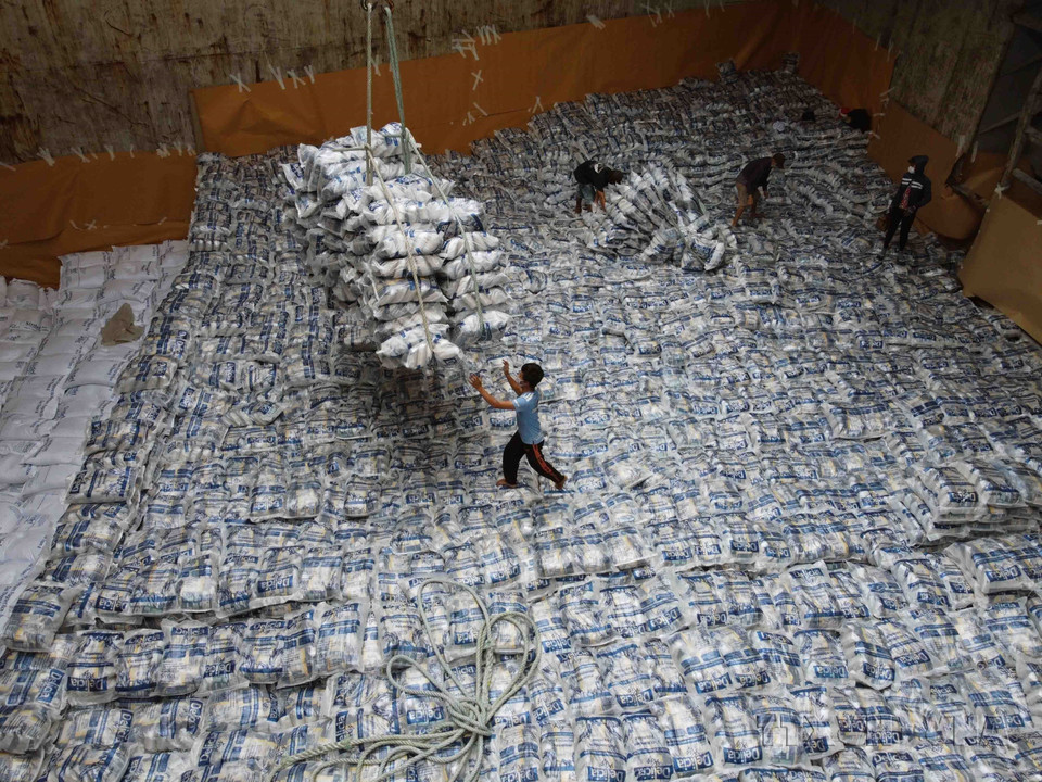 Bốc xếp gạo xuất khẩu của Tổng công ty Lương thực miền Nam (Vinafood 2) tại cảng Sài Gòn. (Ảnh: Vũ Sinh/TTXVN)