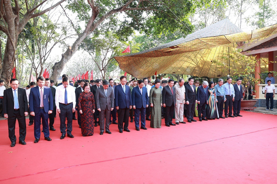 Thủ tướng Phạm Minh Chính cùng các đại biểu tưởng niệm đồng chí Huỳnh Tấn Phát. (Ảnh: Dương Giang/TTXVN)