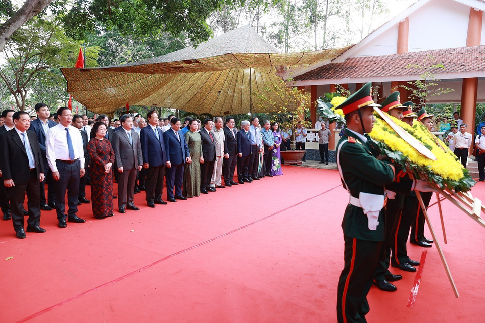 Thủ tướng Phạm Minh Chính dâng hương, hoa tưởng niệm đồng chí Huỳnh Tấn Phát. (Ảnh: Dương Giang/TTXVN)