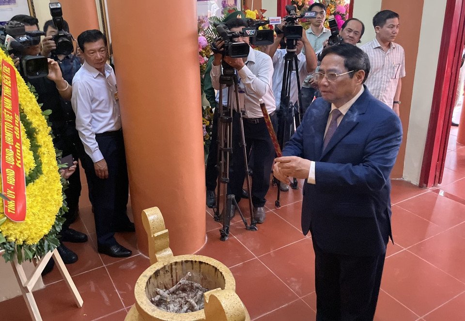 Thủ tướng Phạm Minh Chính dâng hương tại Đền thờ đồng chí Huỳnh Tấn Phát ở xã Châu Hưng, huyện Bình Đại, Bến Tre. (Ảnh: Chương Đài/TTXVN)