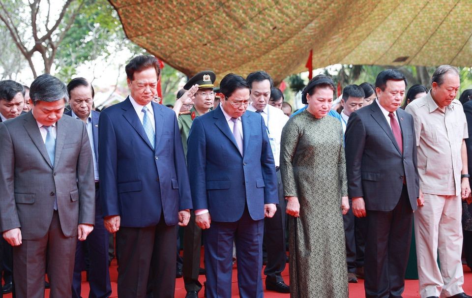 Thủ tướng Phạm Minh Chính tưởng niệm đồng chí Huỳnh Tấn Phát. (Ảnh: Dương Giang/TTXVN)