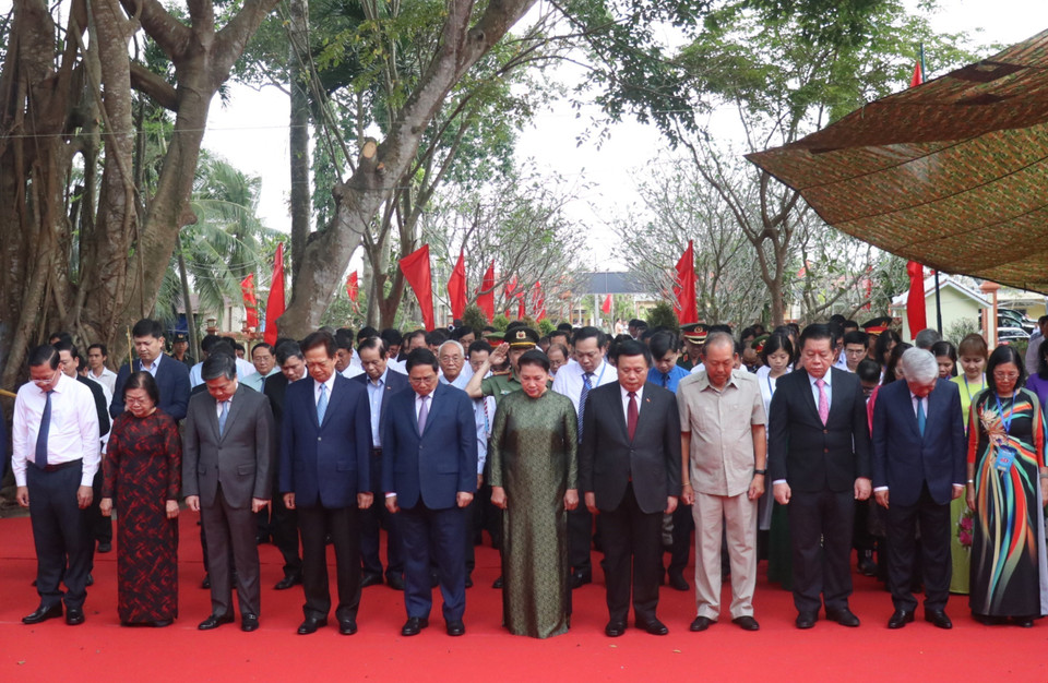 Các đại biểu dành phút mặc niệm tưởng nhớ đồng chí Huỳnh Tấn Phát - người cộng sản kiên trung mẫu mực, tấm gương tiêu biểu cho khối đại đoàn kết dân tộc, đoàn kết quốc tế; kiến trúc sư tài năng, sáng tạo. (Ảnh: Chương Đài/TTXVN)