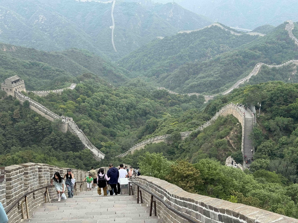 Đứng từ Bát Đạt Lĩnh trông xuống, du khách sẽ cảm nhận được rõ vẻ đẹp hùng vĩ và bi tráng của kỳ quan thế giới Vạn Lý Trường Thành. (Ảnh: Công Tuyên/TTXVN)