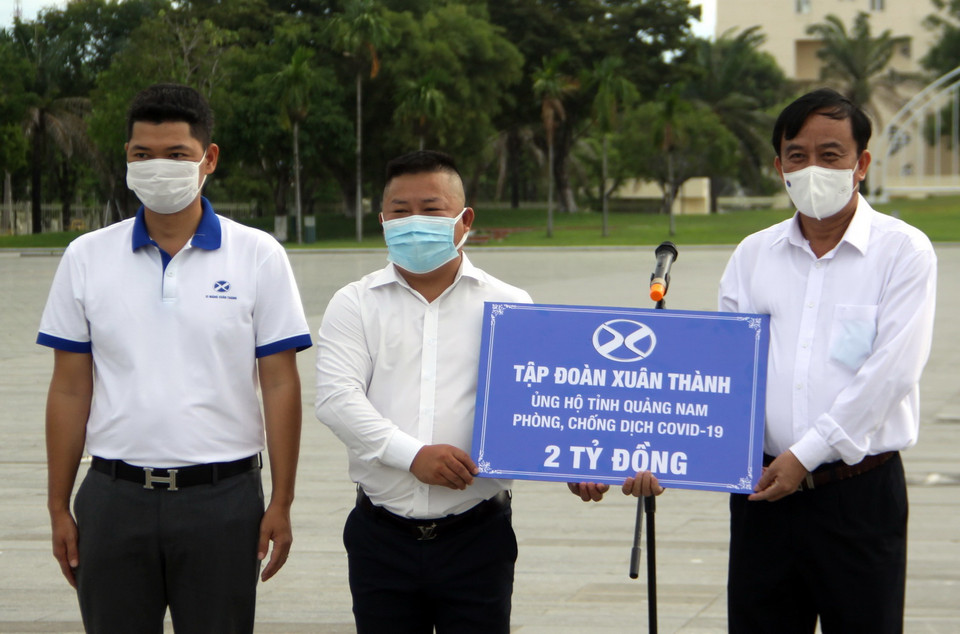 Tập đoàn Xuân Thành tặng quà hỗ trợ tỉnh trong công tác phòng chống dịch COVID-19 tại lễ ra quân đón công dân Quảng Nam về quê. (Ảnh: Phước Tuệ/TTXVN)