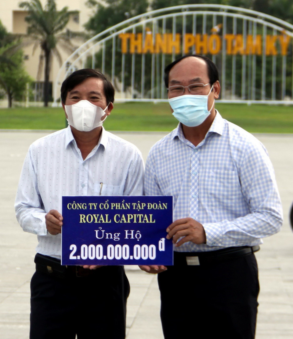 Các nhà tài trợ tặng quà hỗ trợ tỉnh trong công tác phòng chống dịch COVID-19 tại lễ ra quân đón công dân Quảng Nam về quê tránh dịch. (Ảnh: Phước Tuệ/TTXVN)