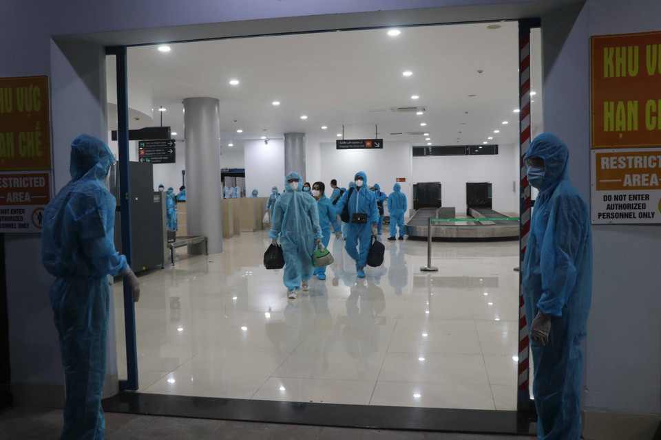 196 người đi trên chuyến bay miễn phí đầu tiên từ Thành phố Hồ Chí Minh về đến sân bay Phù Cát, tỉnh Bình Định vào tối 20/7. (Ảnh: Phạm Kha/TTXVN)