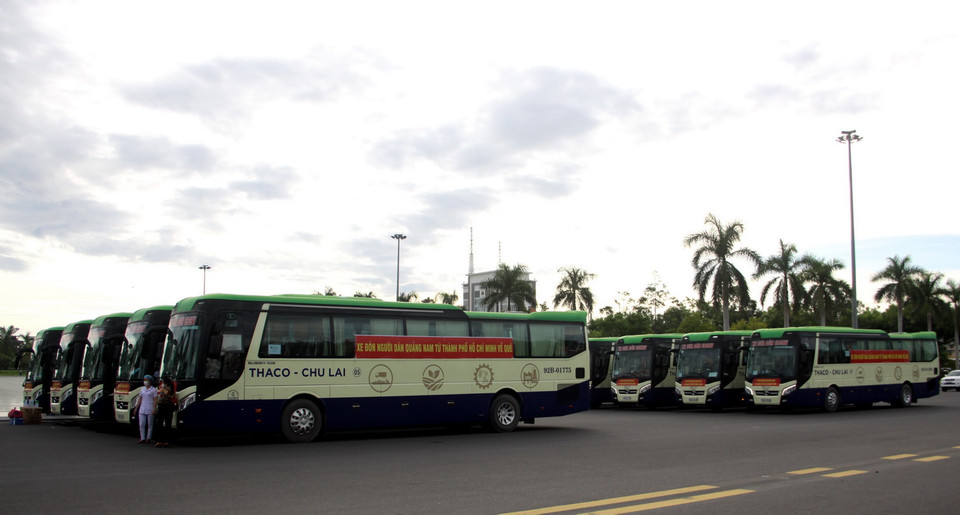  10 chiếc xe buýt THACO Blue Skye 47 chỗ sẵn sàng chờ hiệu lệnh xuất phát lên đường tại lễ ra quân đón công dân Quảng Nam về quê tránh dịch. (Ảnh: Phước Tuệ/TTXVN)