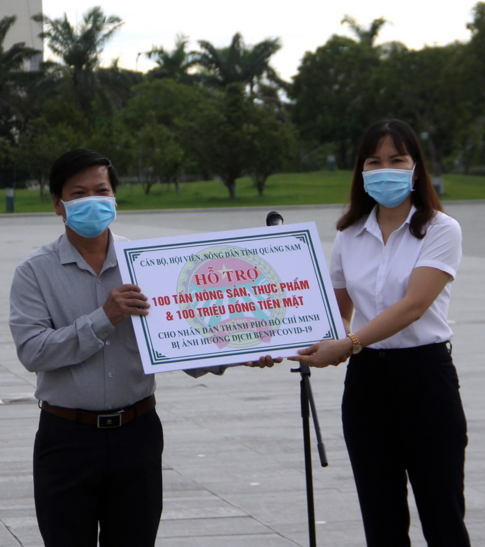 Các nhà tài trợ tặng quà hỗ trợ tỉnh trong công tác phòng chống dịch COVID-19 tại lễ ra quân đón công dân Quảng Nam về quê tránh dịch. (Ảnh: Phước Tuệ/TTXVN)