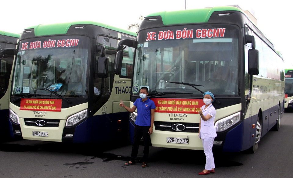 Cán bộ y tế và tình nguyện viên sẵn sàng lên đường đón công dân Quảng Nam về quê tránh dịch. (Ảnh: Phước Tuệ/TTXVN)