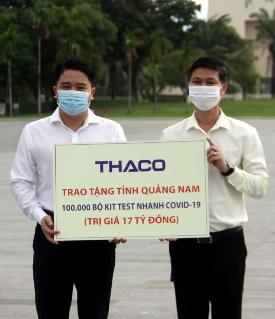 Đại diện THACO tặng quà hỗ trợ tỉnh trong phòng chống dịch tại lễ ra quân đón công dân Quảng Nam về quê. (Ảnh: Phước Tuệ/TTXVN)