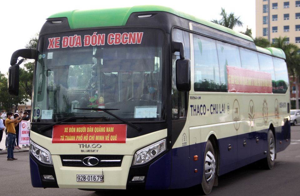  Đoàn xe lên đường đón công dân Quảng Nam về quê tránh dịch. (Ảnh: Phước Tuệ/TTXVN)