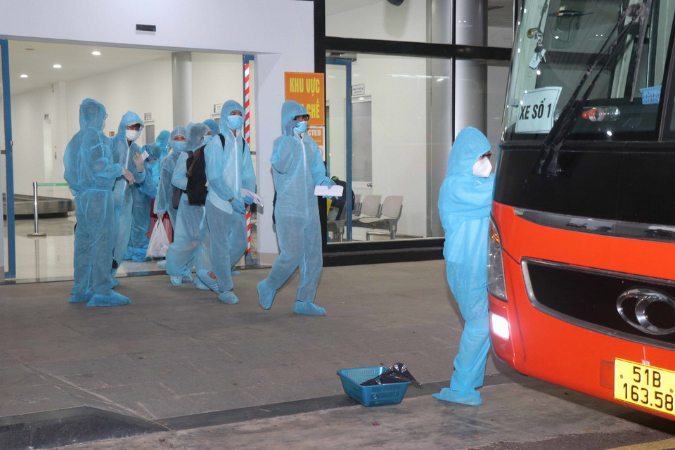 196 người đi trên chuyến bay miễn phí đầu tiên từ Thành phố Hồ Chí Minh về đến sân bay Phù Cát, tỉnh Bình Định vào tối 20/7. (Ảnh: Phạm Kha/TTXVN)