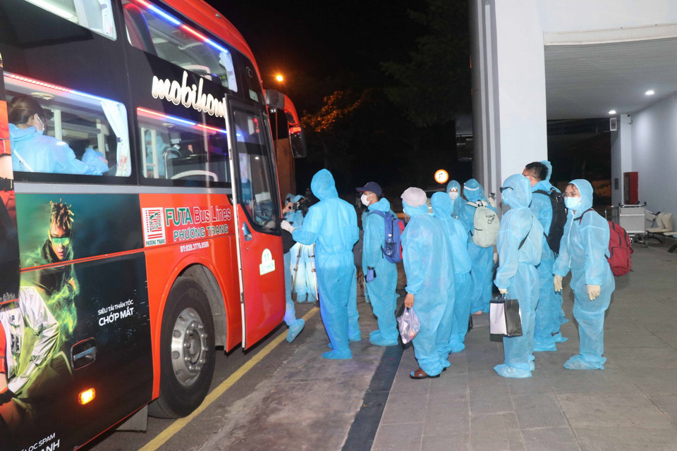 Những công dân của tỉnh Bình Định được về quê hương bằng chuyến bay miễn phí đầu tiên từ Thành phố Hồ Chí Minh. (Ảnh: Phạm Kha/TTXVN)