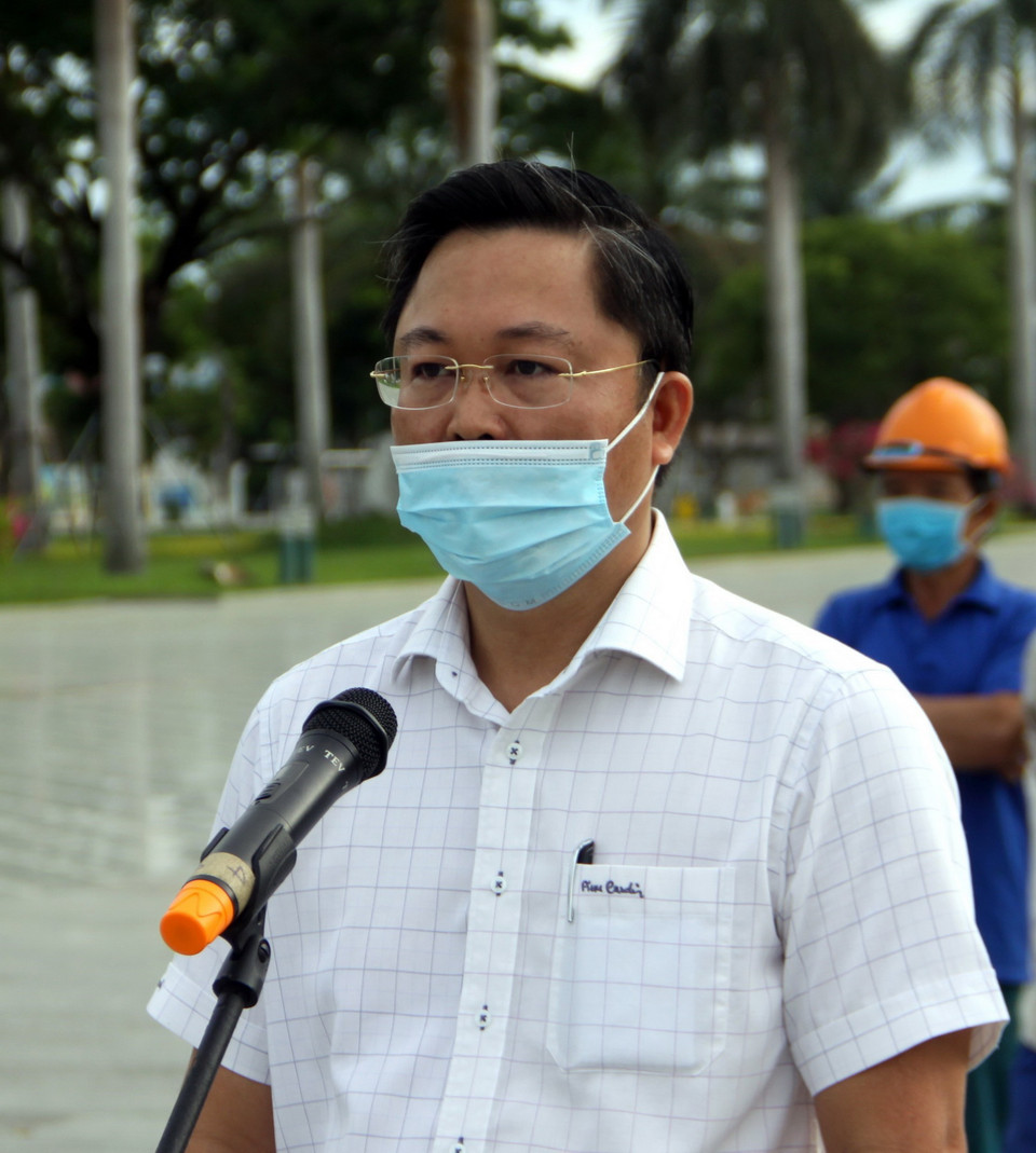 Ông Lê Trí Thanh, Chủ tịch Ủy ban Nhân dân tỉnh Quảng Nam, phát biểu tại lễ ra quân đón công dân Quảng Nam về quê tránh dịch. (Ảnh: Phước Tuệ/TTXVN)