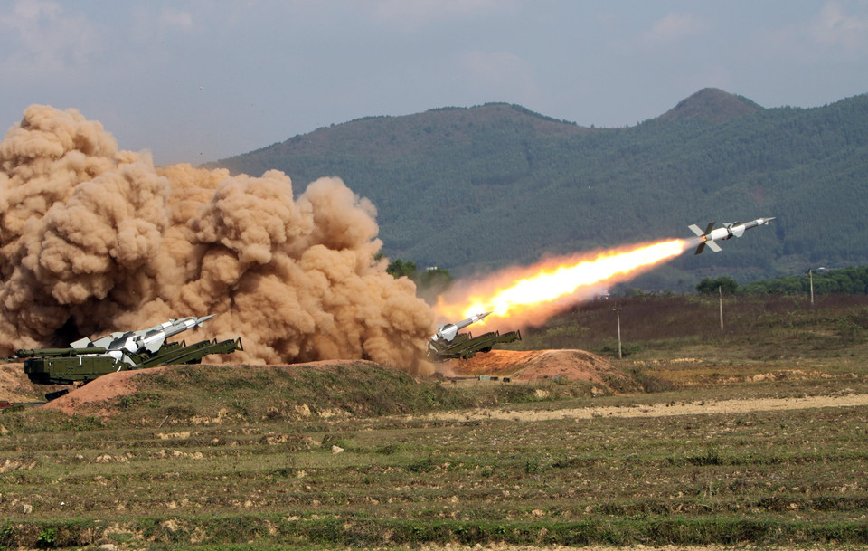 Quân đội nhân dân Việt Nam ngày càng trưởng thành vững mạnh, được xây dựng chính quy, tinh nhuệ, từng bước hiện đại, bảo vệ vững chắc chủ quyền, thống nhất và toàn vẹn lãnh thổ của Tổ quốc, bảo vệ thành quả cách mạng và công cuộc xây dựng đất nước. Trong ảnh: Tên lửa của Trung đoàn 261 (Quân chủng Phòng không-Không quân) khai hỏa trong một đợt diễn tập bắn đạn thật. (Ảnh: Trọng Đức/TTXVN)