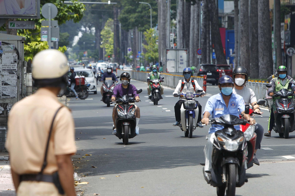 Các lực lượng chức năng kiểm tra đột xuất các phương tiện tham gia giao thông trên đường Nguyễn Thị Minh Khai (Quận 1). (Ảnh: Thanh Vũ/TTXVN)