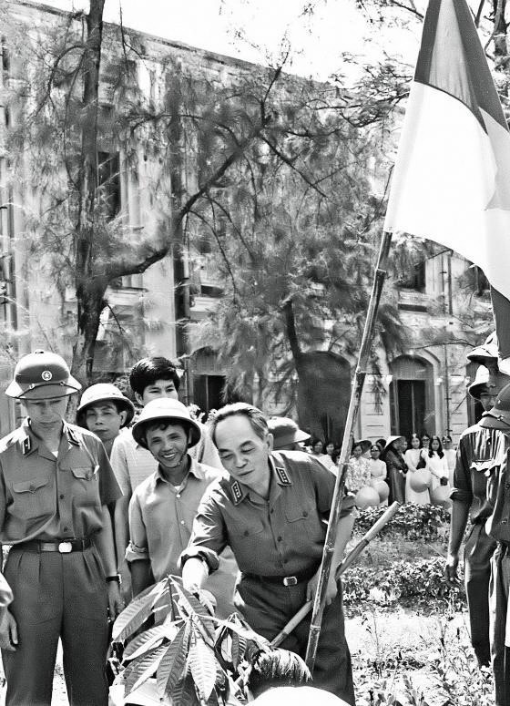 Sau ngày miền Nam hoàn toàn giải phóng, Đại tướng Võ Nguyên Giáp về thăm và trồng cây lưu niệm tại sân trường Quốc học Huế, để tưởng nhớ công ơn các thầy cô giáo. (Ảnh: Trần Tuấn-TTXVN)
