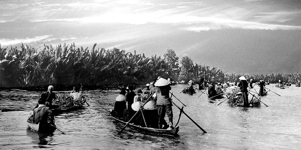 Đội quân tóc dài huyện Cái Nước hành quân ra thị xã Cà Mau đấu tranh chính trị, vạch tội kẻ thù vào năm 1966. (Ảnh: Võ An Khánh/TTXVN)