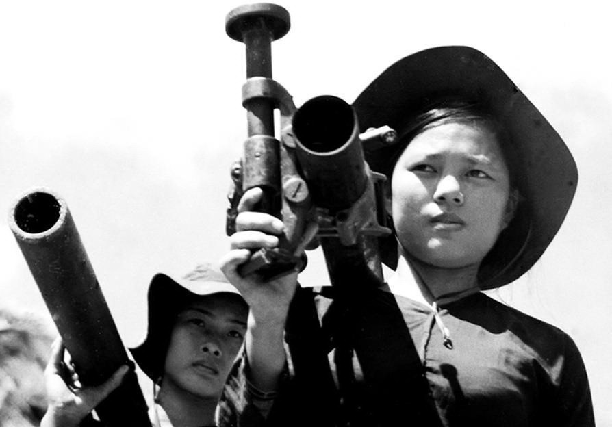 Trung đội Phó Đội nữ pháo binh Cái Nước-Huỳnh Thị Dung cùng đồng đội trên đường hành quân ra trận 3/1973. (Ảnh: Võ An Khánh/TTXVN)