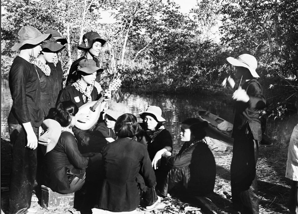 Sinh hoạt văn nghệ của đội nữ pháo binh huyện Cái Nước tại nơi đóng quân 1973. (Ảnh: Võ An Khánh/TTXVN)