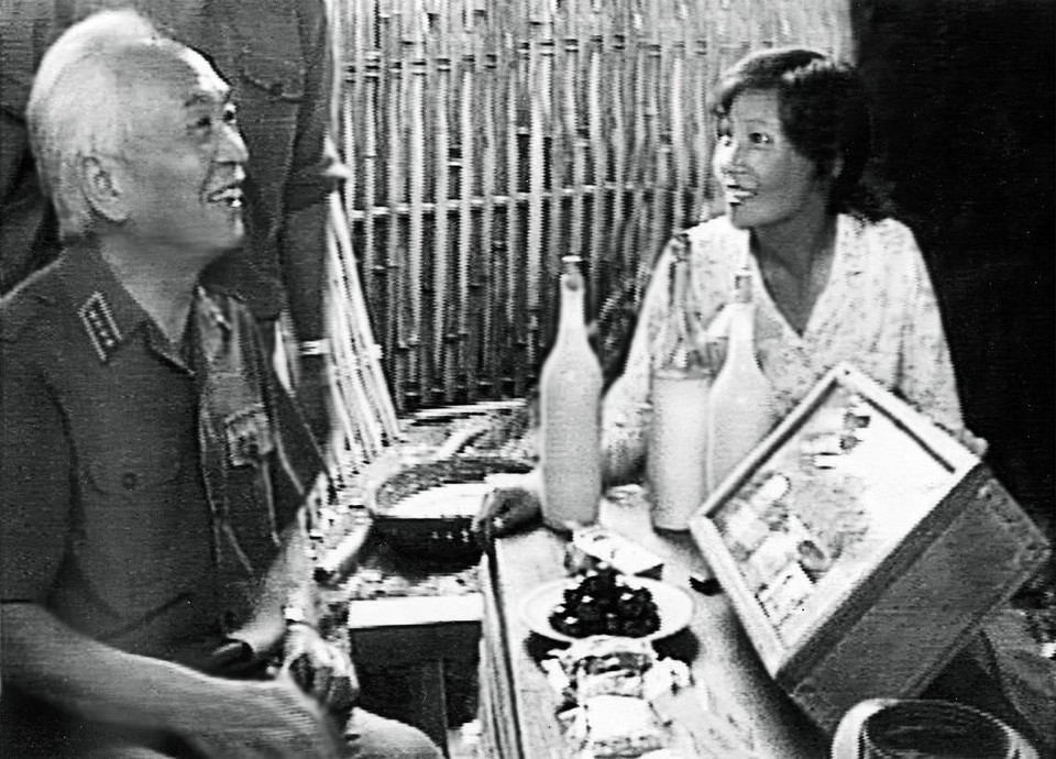 Trên đường về thăm Hà Tuyên, Đại tướng ghé vào quán nước ven đường của chị Nguyễn Thị Tỉnh uống trà. (Ảnh: Trần Tuấn-TTXVN)