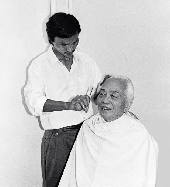 Đại tướng cắt tóc trong dịp nghỉ dưỡng ở Vũng Tàu. Anh Lê Sự thợ hớt tóc bình dân đã cắt tóc cho Đại tướng. (Ảnh: Trần Tuấn-TTXVN)