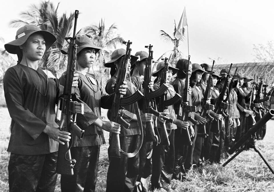 Đội nữ pháo binh tỉnh Cà Mau học tập rèn luyện kỹ năng chiến đấu chuẩn bị cho ngày giải phóng 30/4/1975. (Ảnh: Võ An Khánh/TTXVN)