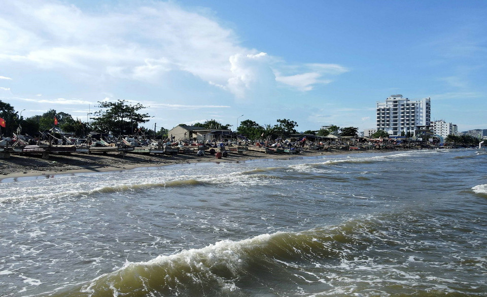 Tình trạng xâm thực biển khiến bãi cát nơi bến để thuyền ở Hoằng Hóa dần bị thu hẹp. (Ảnh: Việt Hoàng/TTXVN)